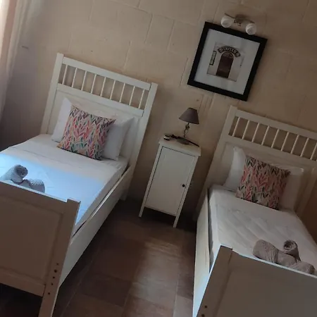 Sunflower Farmhouse, Xewkija, Gozo * 休吉让